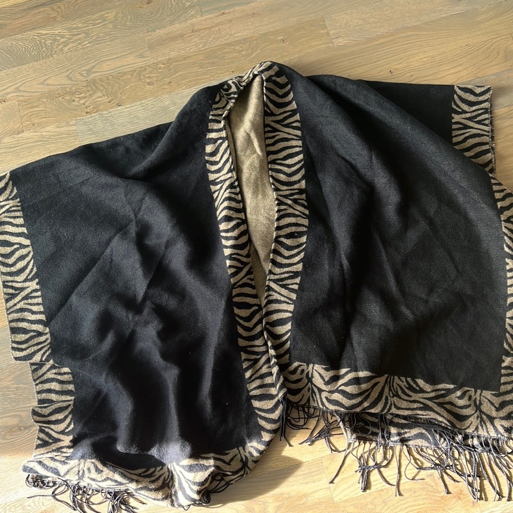 Shrug one size, Black and Tan print